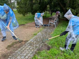 Dobrovolníci čistí park Smetanovy sady.